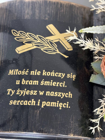 Kompozycja na grób na podstawie księgi