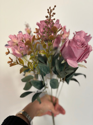 Bukiet  róż  różowy z dodatkami 46 cm sztuczny