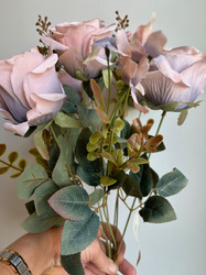 Bukiet  róż jasno różowo/ szary z dodatkami 46 cm sztuczny